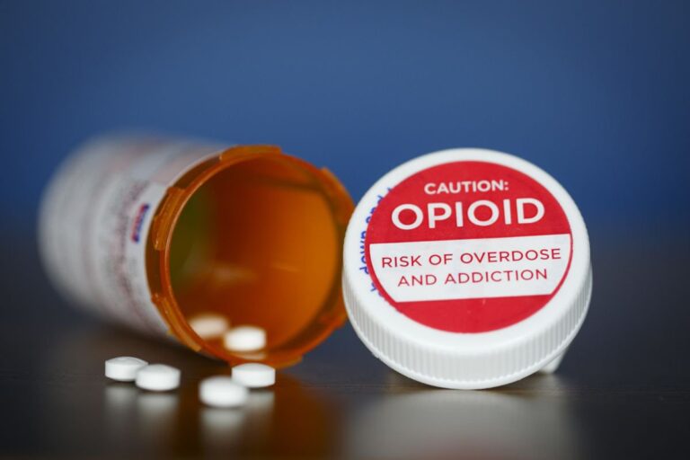 Thuốc giảm đau nhóm opioids là gì? Lợi ích và nguy cơ