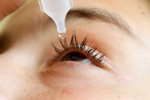 Dùng thuốc nhỏ mắt đau mắt hột như thế nào?