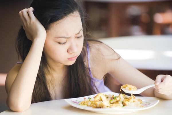 Ăn vào buồn nôn là triệu chứng gì?