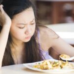 Ăn vào buồn nôn là triệu chứng gì?