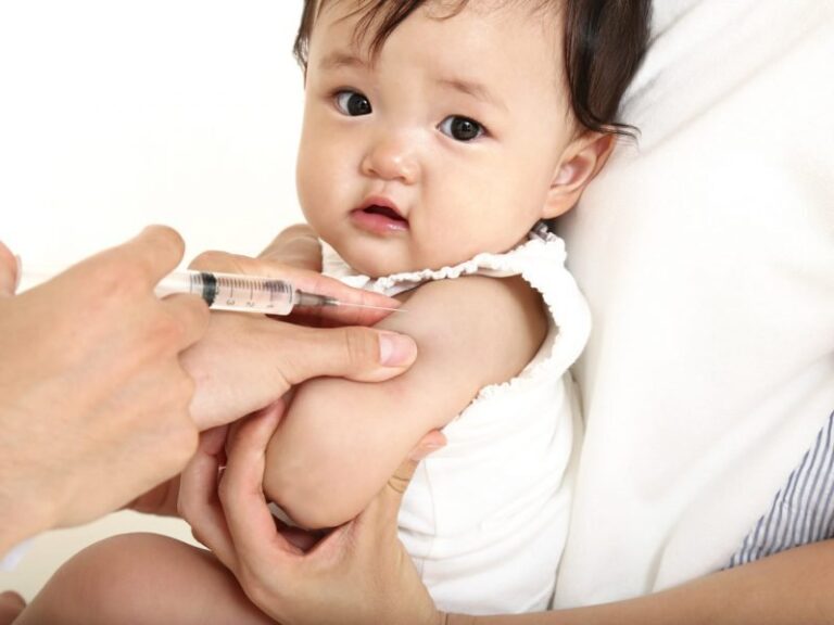 Bé 2 tháng tuổi đang bệnh có tiêm ngừa mũi 6in1 được không? Khi nào có thể tiêm mũi 6in1 và uống vắc-xin ngừa tiêu chảy?