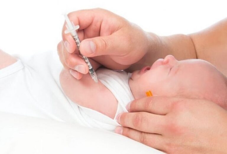 Trẻ sơ sinh tiêm 2 mũi vắc-xin viêm gan B cách nhau 10 tiếng có sao không?