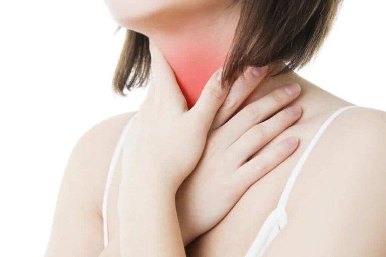 Viêm họng, máu chảy từ mũi xuống họng là triệu chứng của bệnh gì?