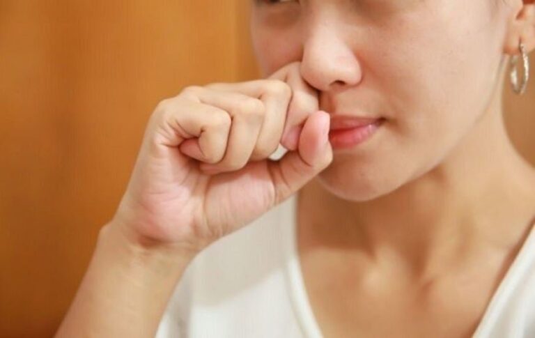 Viêm xoang và lệch vách ngăn mũi khiến dịch chảy xuống họng có nên mổ không?