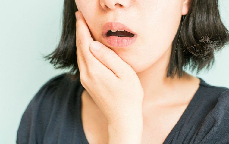 Nguyên nhân răng bên cạnh đau sau khi nhổ răng số 8?