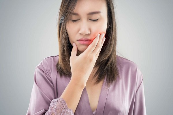 Răng vẫn nhức sau 3 tháng điều trị lấy tủy răng sâu có nguy hiểm không và nên làm gì?