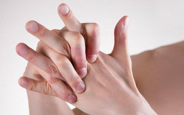 Cứng khớp ngón tay: Vì sao người đái tháo đường dễ bị hơn?