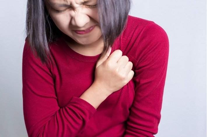Tức ngực khi hít thở sâu kèm nhức đầu là dấu hiệu bệnh gì?