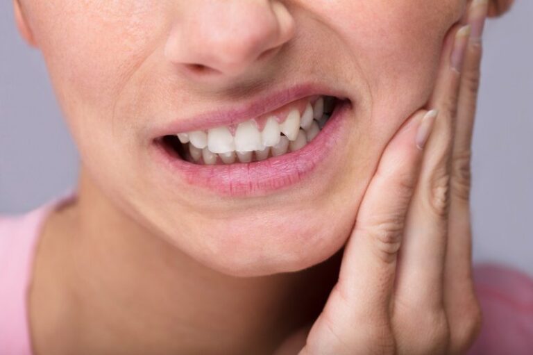 Sưng phần lợi răng hàm dưới kèm chảy máu là sao?