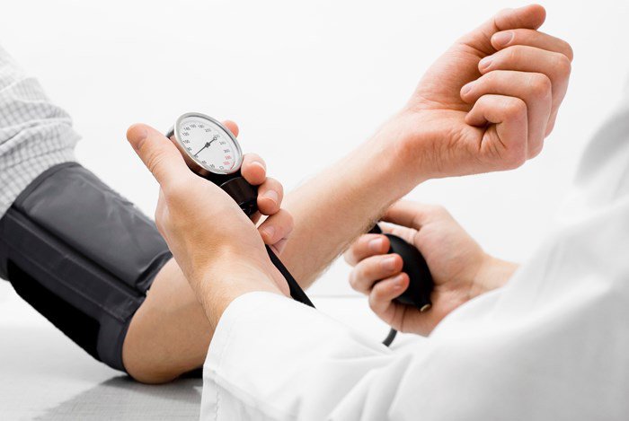 Người bệnh cao huyết áp có nhiều sỏi mật điều trị thế nào?